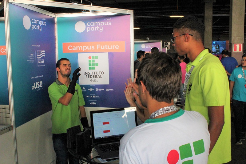 As Luvas Transceptoras, que fazem tradução simultânea e bidirecional entre Libras e Português, obteve o primeiro lugar da Câmpus Future, um dos programas da Campus Party As Luvas Transceptoras, que fazem tradução simultânea e bidirecional entre Libras e Português, obteve o primeiro lugar da Câmpus Future, um dos programas da Campus Party